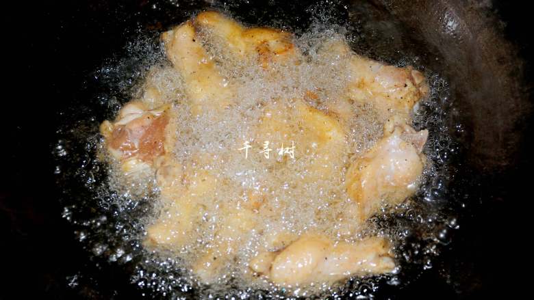 干煸翅根 鸡翅不只是翅中 还有更美味更多肉的翅根,锅内放入宽油，油温5、6成热下入翅根开炸。鸡肉其实还算是蛮嫩的一种肉，所以炸的时候很快就会炸透了，大约1分半就足够了，这种状态会保持鸡肉内部的鲜嫩多汁。
