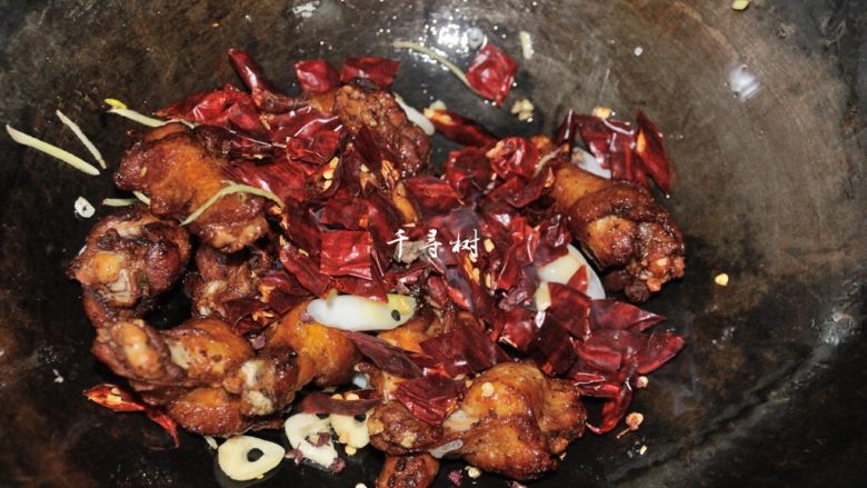 干煸翅根 鸡翅不只是翅中 还有更美味更多肉的翅根,倒入干辣椒段和花椒，炒出辣椒和花椒的香味后，撒上一丢丢的白糖和盐粒儿即可出锅。