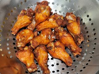 干煸翅根 鸡翅不只是翅中 还有更美味更多肉的翅根,炸好之后捞出沥油。