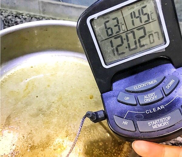 🍠日式番薯脆酥糖🍠,将锅子里的油全部倒出，就剩锅里的那一点底油即可。将糖浆原料倒入锅中，温度计预设145度。