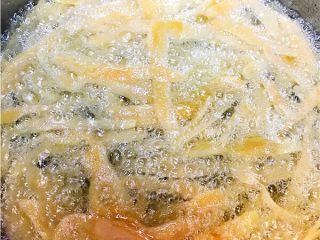 🍠日式番薯脆酥糖🍠,起油锅，开始炸吧！这个过程挺快的，所以你要注意翻动，千万别糊了。番薯片开始漂浮在油锅上层时就表示水分炸干了。这个时候捞起。