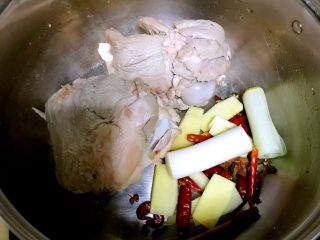 骨汤酸菜炖排骨,把棒骨和材料放入汤锅，加满冷水。大火煮沸小火慢熬。然后处理酸菜。