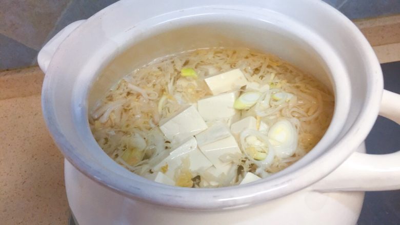 狮子头酸菜豆腐粉丝砂锅,然后准备一个砂锅，然后放足够多的水，再把葱姜蒜，酸菜，豆腐，放进去。大火🔥！
