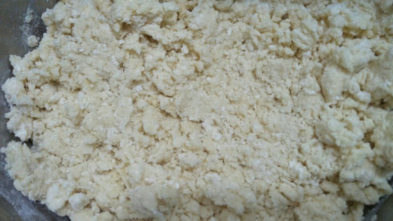 焦糖核桃酥饼,用压刀将面油与面粉按压均匀成絮状