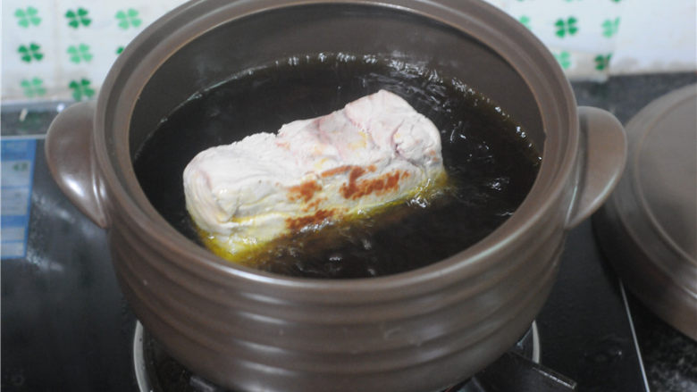 扣肉芋头煲，冬天就爱这一口,锅里烧热油，将处理好的五花肉皮朝下放到油锅里炸至肉皮金黄