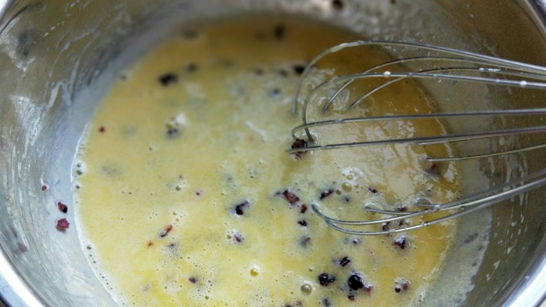 蔓越莓戚风蛋糕,加入蛋液中，用手动打蛋器打均匀。