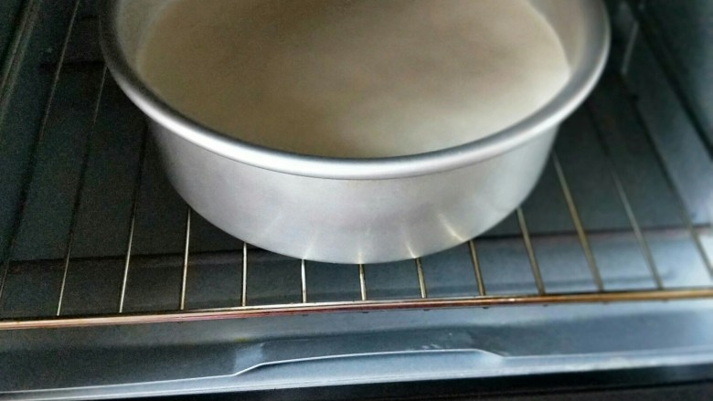 蔓越莓戚风蛋糕,烤箱150度预热5分钟，放入烤箱底层的烤网上，上下火150度烤35分钟(具体时间及温度，根据自家烤箱性能另定。)