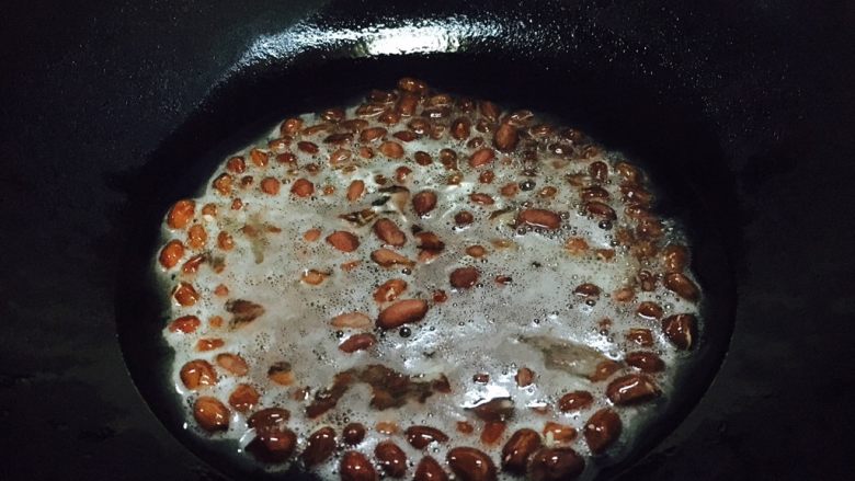 口蘑辣酱,凉油下入花生米，中小火炸制，颜色一变就看出来，沥干油，放到凉透了食用。