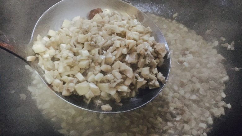 口蘑辣酱,把口蘑的水分炒出去，捞出口蘑备用。