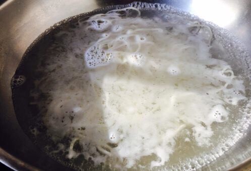 口蘑酱拌面,锅里放大量的水，水开了厚放入面条，水再开，关火，盖上锅盖焖4～5分钟。