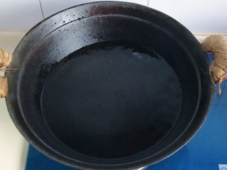 虾油卤鸡爪,锅里放水