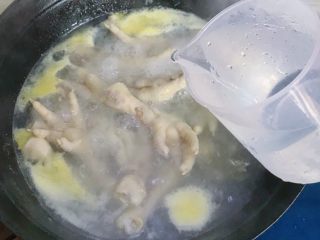 虾油卤鸡爪,鸡爪中途加入大量冷水，再继续煮一会儿