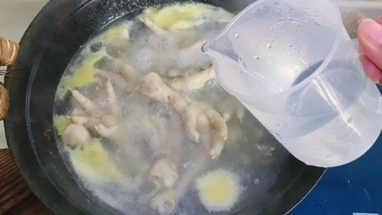 虾油卤鸡爪,鸡爪中途加入大量冷水，再继续煮一会儿