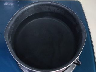 虾油卤鸡爪,找一个干净无油的锅，锅里倒入1000克清水