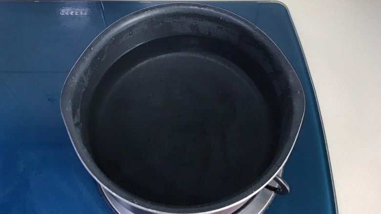 虾油卤鸡爪,找一个干净无油的锅，锅里倒入1000克清水