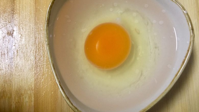 微波炉美食+百香蜜溏心蛋,轻轻的打入鸡蛋
