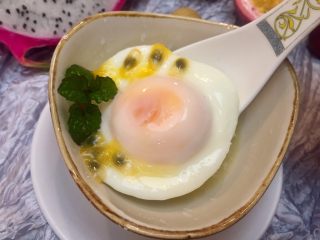 微波炉美食+百香蜜溏心蛋,蛋黄和蛋白包的很好，外观也很棒哦，是不是很有食欲呢