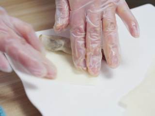 泰式炸虾卷——超简单的美味,在春卷皮的尾端抹上一点水淀粉，这样可以使得在炸制的过程，春卷皮不散开