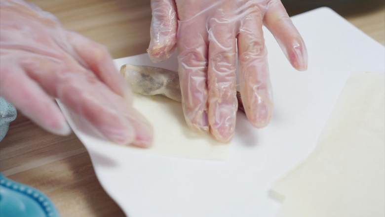 泰式炸虾卷——超简单的美味,在春卷皮的尾端抹上一点水淀粉，这样可以使得在炸制的过程，春卷皮不散开