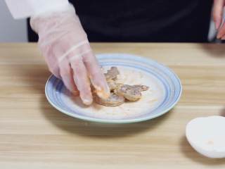 泰式炸虾卷——超简单的美味,另外可以根据个人口感适量添加黑胡椒，把虾抓匀后腌制30分钟。