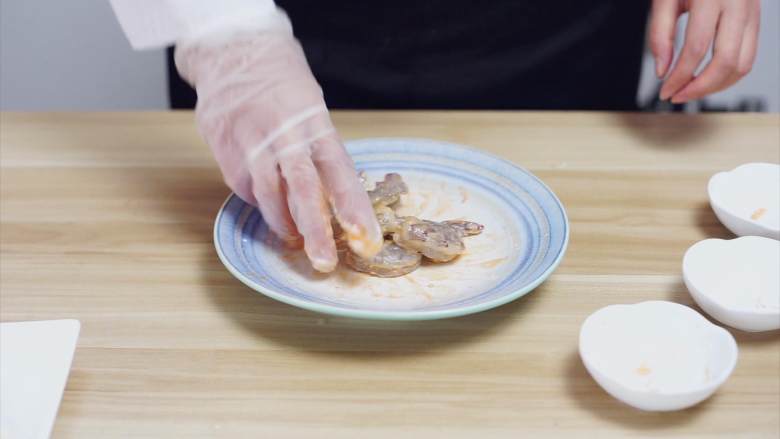 泰式炸虾卷——超简单的美味,另外可以根据个人口感适量添加黑胡椒，把虾抓匀后腌制30分钟。