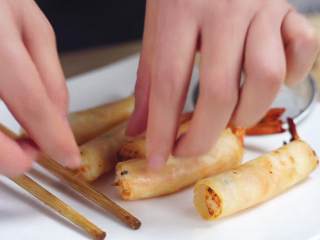 泰式炸虾卷——超简单的美味,取出在虾肉里面的牙签