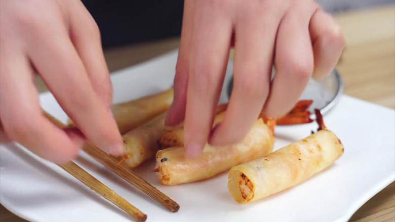 泰式炸虾卷——超简单的美味,取出在虾肉里面的牙签
