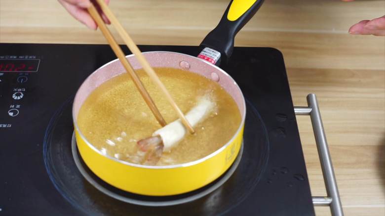 泰式炸虾卷——超简单的美味,放入油锅初炸制定型