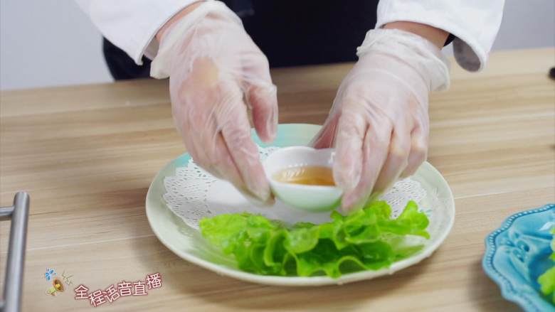 泰式炸虾卷——超简单的美味,放上生菜叶和酱料（这里选用了梅子酱，大家可以根据个人喜好选择）