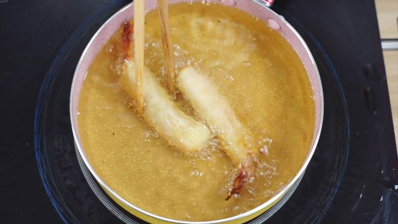 泰式炸虾卷——超简单的美味,再次将油烧热，放入虾卷，复炸至焦黄色，取出来装盘。
