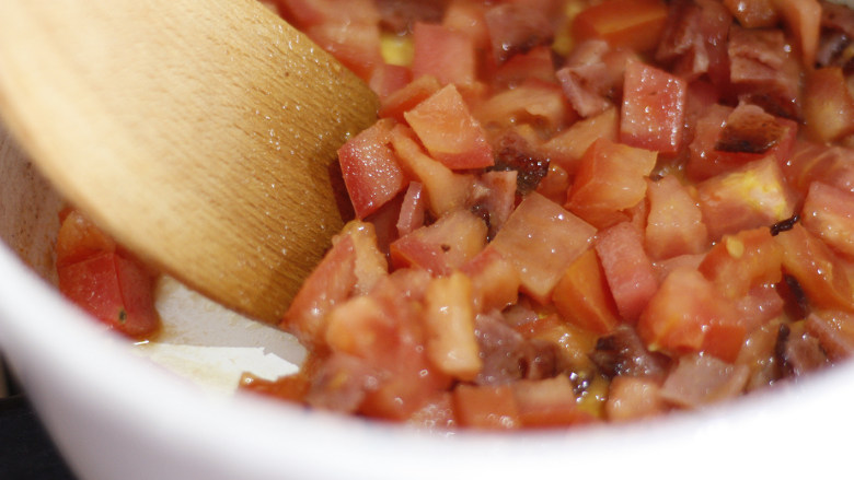 番茄培根意面,稍微搅拌使其均匀受热