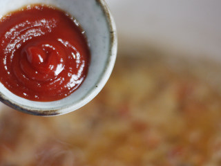 番茄培根意面,接着在锅中倒入半碗水，再加入一点番茄酱