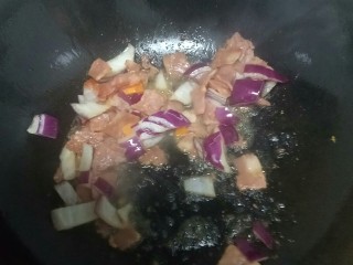 培根炒米,加入洋葱炒香。