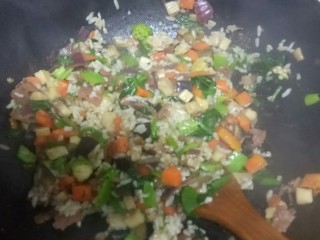 培根炒米,加入米饭翻炒均匀。