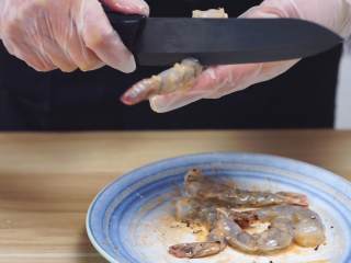 泰式炸虾卷——超简单的美味,腌制好的虾肉，从虾的腹部切开一刀，避免在烹制过程中卷缩
