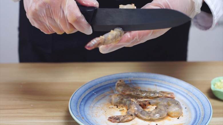 泰式炸虾卷——超简单的美味,腌制好的虾肉，从虾的腹部切开一刀，避免在烹制过程中卷缩