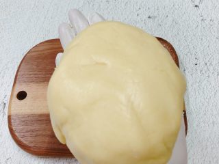超平整口感佳的糖霜饼干底,很快就能时面粉与黄油融合，成团即可不要过度揉，避免面团起筋。