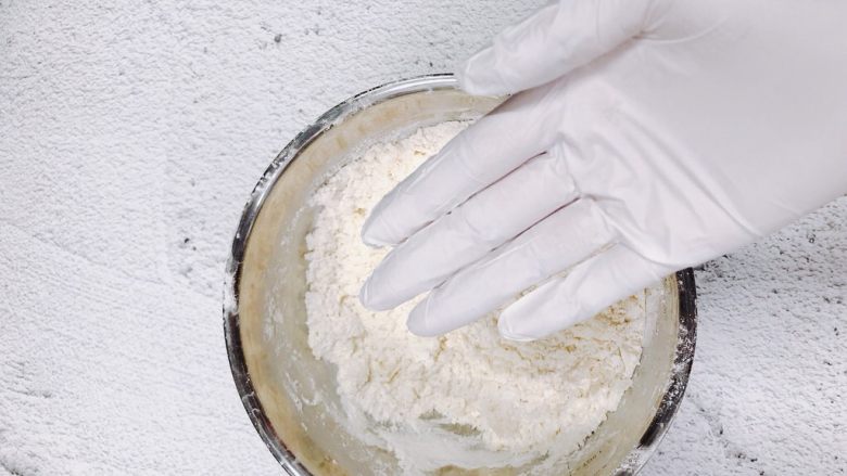 超平整口感佳的糖霜饼干底,带一次性手套，用手抓拌。