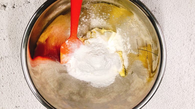 超平整口感佳的糖霜饼干底,糖粉过筛加入到软化的黄油里。