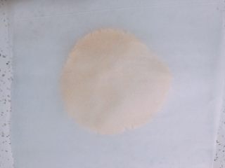 超平整口感佳的糖霜饼干底,在上面再盖一层油纸或油布，保鲜膜也可以。
