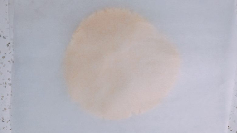 超平整口感佳的糖霜饼干底,在上面再盖一层油纸或油布，保鲜膜也可以。