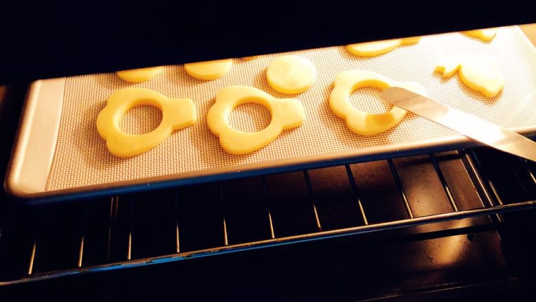 超平整口感佳的糖霜饼干底,预热烤箱170度，烤17-20分钟，表面微微上色即可，具体时间看各家烤箱以及饼干大小和状态来调整。如果烤制过程中你发现饼干表面有鼓包的现象，请拿一把抹刀轻压饼干表面2、3秒把压平。