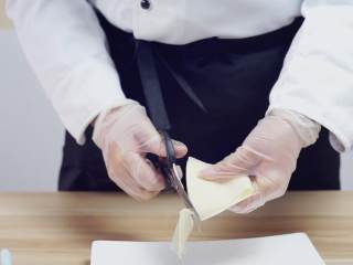 泰式炸虾卷——超简单的美味,多余的春卷皮可以可以剪成条状，摆盘时候可以使用。