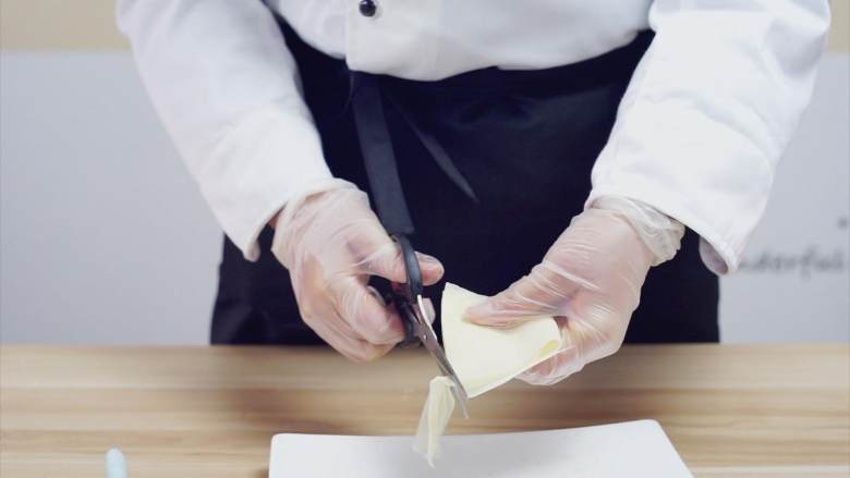 泰式炸虾卷——超简单的美味,多余的春卷皮可以可以剪成条状，摆盘时候可以使用。