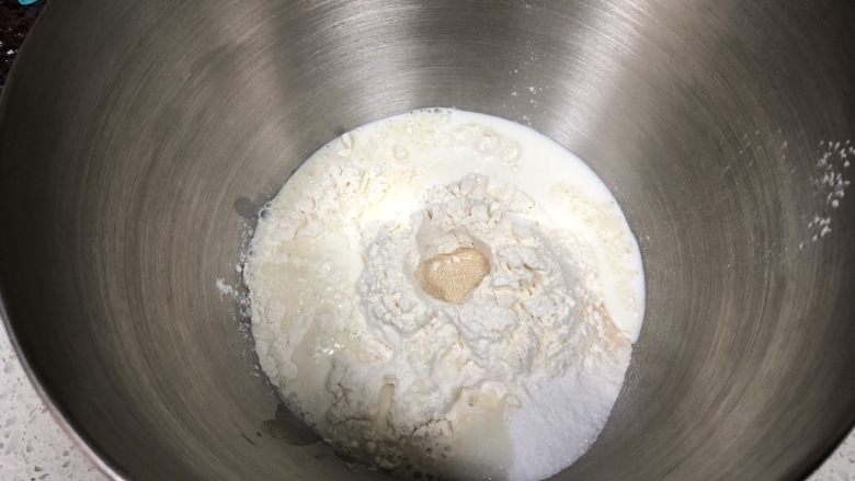 红糖花生“蘑菇”包,面粉中间挖一小孔倒入活性干酵母，细砂糖倒在一边，倒入牛奶