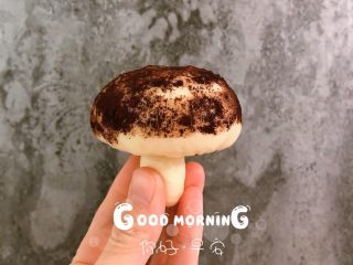 红糖花生“蘑菇”包,出锅的包子用筷子戳一个孔，插入蘑菇的“杆”，小蘑菇做好啦
