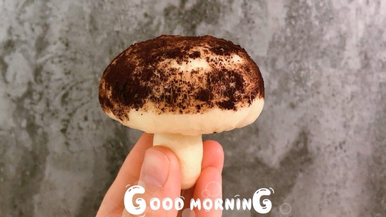 红糖花生“蘑菇”包,出锅的包子用筷子戳一个孔，插入蘑菇的“杆”，小蘑菇做好啦