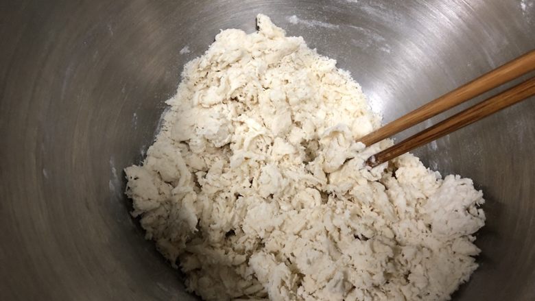 红糖花生“蘑菇”包,一边倒入牛奶一边搅拌，搅拌成棉絮状