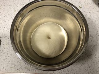 红糖花生“蘑菇”包,1小时后，面团发酵到原来的2倍大，可以用手指沾一点面粉戳一下，面团不会回缩即可