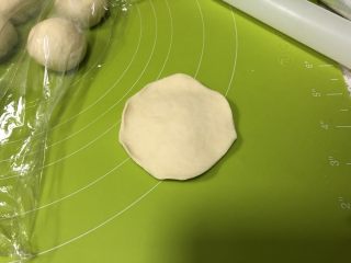 红糖花生“蘑菇”包,取一个大面团擀成中间厚边沿薄的圆形面皮